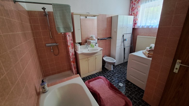 Apartment Lavender Bath, © Gerald Eigelsreiter Apartment Lavender Bath, © Gerald Eigelsreiter