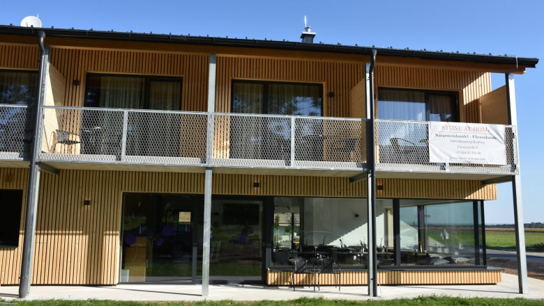 gastehaus-von-vorne-sonnig, © Helmut Leonhartsberger Guest house with wooden facade from the front.