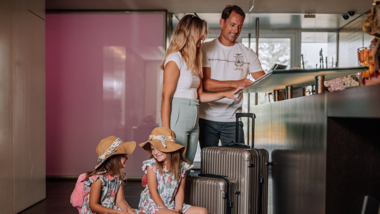 Reception HEINhotel vienna airport, © HEINhotel vienna airport Family at the reception desk at HEINhotel vienna airport