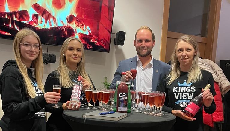 The Forum, Berg, © Das Forum Four people at a tasting in the Forum