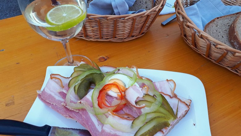 Kümmelbratenbrot, Hauer winery and Buschenschank (typical tavern), Höflein, © Donau Niederösterreich Kümmelbratenbrot, Hauer winery and Buschenschank (typical tavern), Höflein, © Donau Niederösterreich