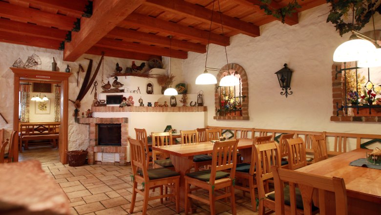 Viticulture Gill, © weinfranz.at Cozy guest room with wooden furniture and rustic decoration.