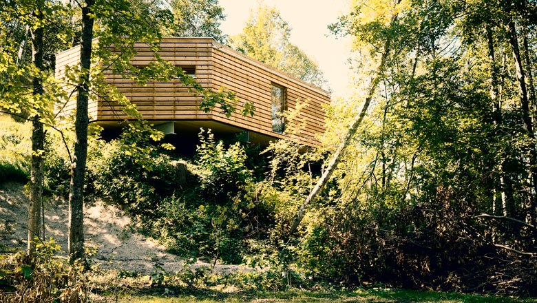 Stacking house, © Harddecor Architektur Modern wooden house on stilts in a wooded area.