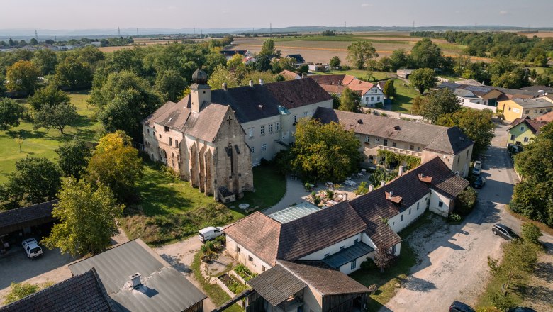 Oberstockstall Estate, © Niederösterreich Werbung / Maximilian Pawlikowsky Aerial view of Oberstockstall Estate with historic buildings and green surroundings.