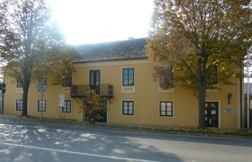 Archduke Carl House and Napoleon Museum Deutsch-Wagram, © Erzherzog Carl Haus Yellow building with balcony and trees in front, Archduke Carl House and Napoleon Museum in Deutsch-Wagram.