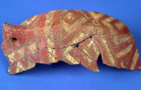 Red and yellow painted fragment of a ceramic vessel from the circular ditch, © IUHA Wien/A. Schumacher Red and yellow painted fragment of a ceramic vessel from the circular ditch, © IUHA Wien/A. Schumacher