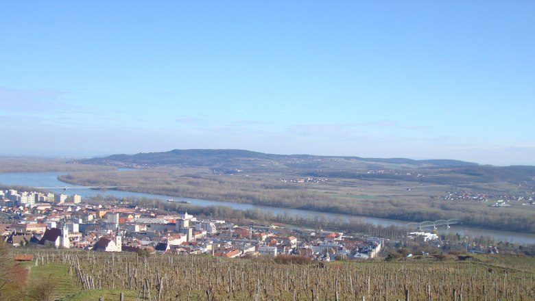 Gasthaus Schwarzalm Krems, © Gasthaus Schwarzalm Krems Panoramic view of Krems an der Donau with river and vineyards.