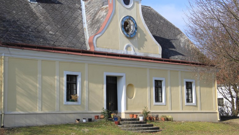Groß Schweinbarth, © Gemeinde Groß Schweinbarth Historic building with yellow façade and dormer window in Groß Schweinbarth.