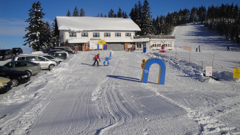 Ski lift Puchenstuben, © Gemeinde Puchenstuben Winter landscape with ski lift and building in Puchenstuben.