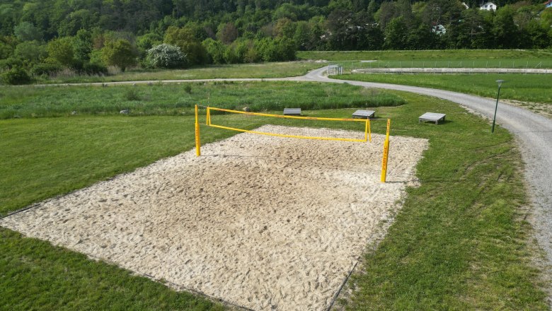 Beach volleyball court, © Patrick Vogl Beach volleyball court in the Fahrafeld retention basin