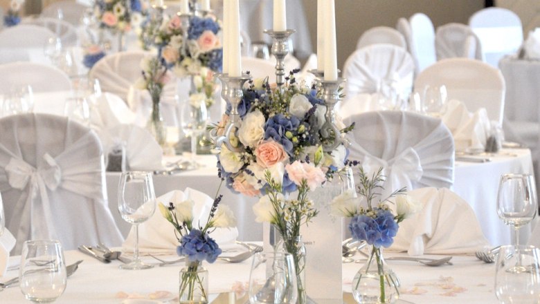 Celebrations at Gloggnitz Castle, © Günter Brentrup Elegant table decoration with flowers and candles in a ballroom.