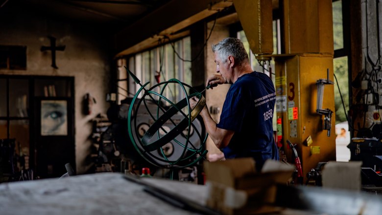 Locksmith's Sundials Jindra, © Waldviertel Tourismus, Matthias Streibel A man is working on a sundial in a workshop.