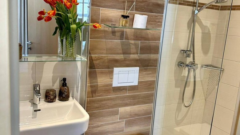 Bathroom, © Johnys Jungle Modern bathroom with shower, washbasin, toilet and flowers.