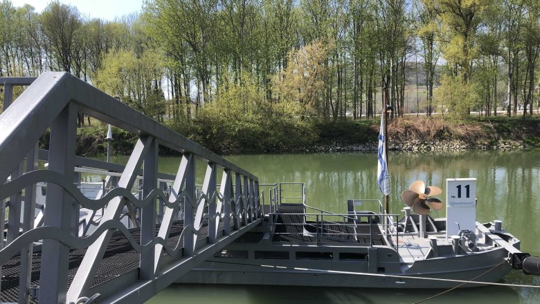 Melk landing stage no. 11, © Donau NÖ Tourismus Mooring with boat and trees in the background.