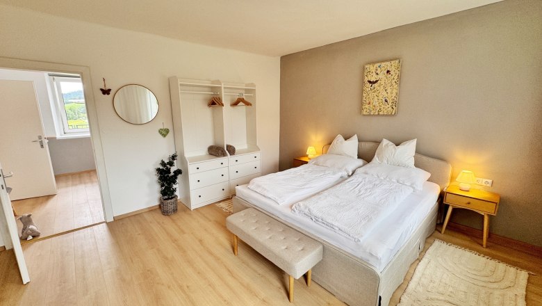 Bedroom, © Christoph Menhofer A cozy bedroom with double bed, bedside tables, closet and decoration.