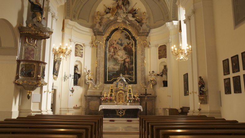 Mailberg Castle Church, © Souveräner Malteser-Ritter-Orden Interior view of Mailberg Castle church with altar and ornate decorations.