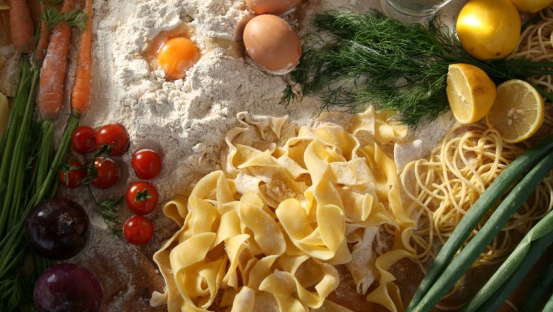 Noodle, © Zimmermann Ingredients for the pasta preparation, including eggs, flour, tomatoes, carrots, lemons and fresh herbs.