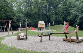 City park playground, © Stadtgemeinde Neunkirchen Playground in the city park with swings, slide and climbing frame.