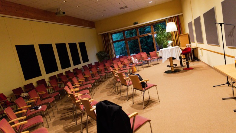 Event room, © Wieneralpen-K. Nusterer Empty event room with rows of chairs and table with tablecloth.