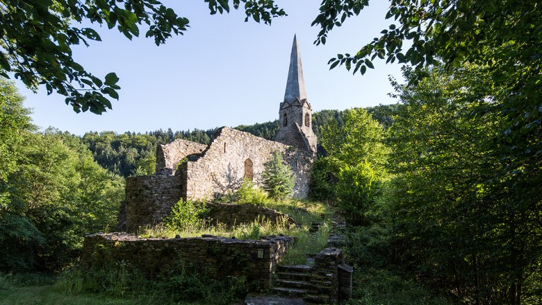 Burgkircherl Gossam, © Lachlan Blair Ruins of an old church with a tower surrounded by trees.