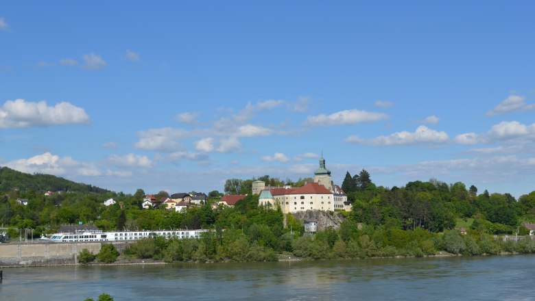 Persenbeug Castle with lock, © Privatzimmer Leeb Persenbeug Castle and the surrounding area on a sunny day with a blue sky.
