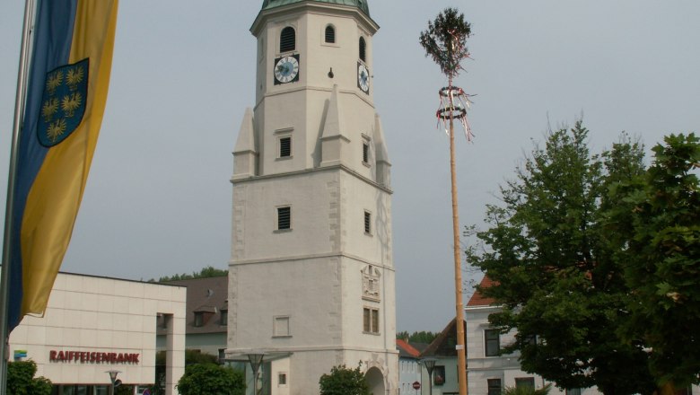 Fischamend, © Stadtgemeinde Fischamend Town tower in Fischamend with maypole and flag in the foreground.