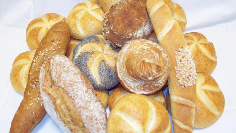 Bed and breakfast "Bäckerhaus", © Frühstückspension "Bäckerhaus" Various rolls and breads arranged on a white cloth.