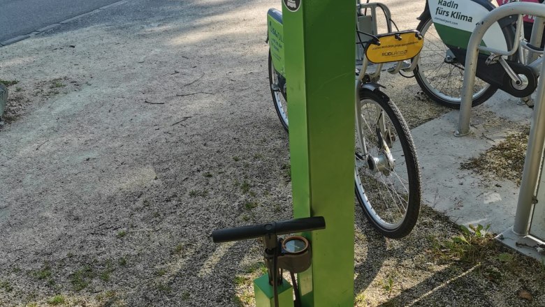 Bike service station DIE GARTEN TULLN, © DIE GARTEN TULLN Green bike service station with tools and air pump in Tulln.