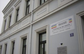 Museum Hohenau an der March, © Gemeinde Hohenau an der March Façade of the Hohenau an der March Museum with sign and memorial plaque.