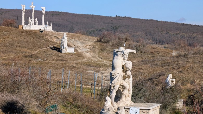 Calvary, © Retzer Land / Daniel Wöhrer Calvary with several religious sculptures on a hill under a blue sky.