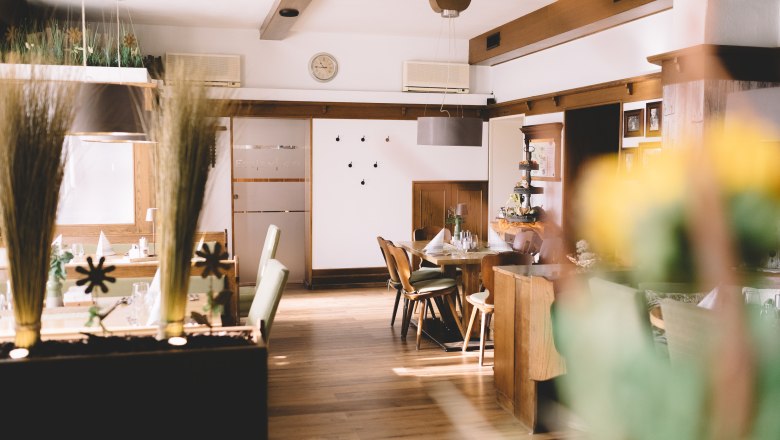 Inviting guest room, quiet guest garden, © Niederösterreich Werbung/Mara Hohla Inviting guest room with wooden furniture and decorative elements.