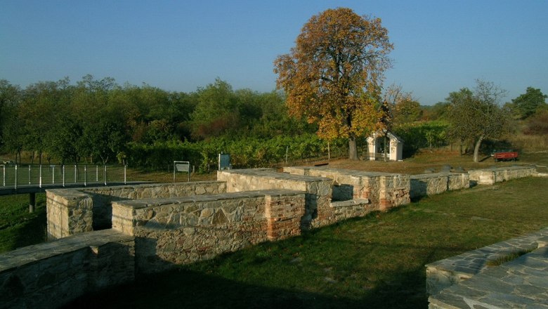 Sacred stone, © Gemeinde Retzbach Ruins of an old stone wall with trees in the background.