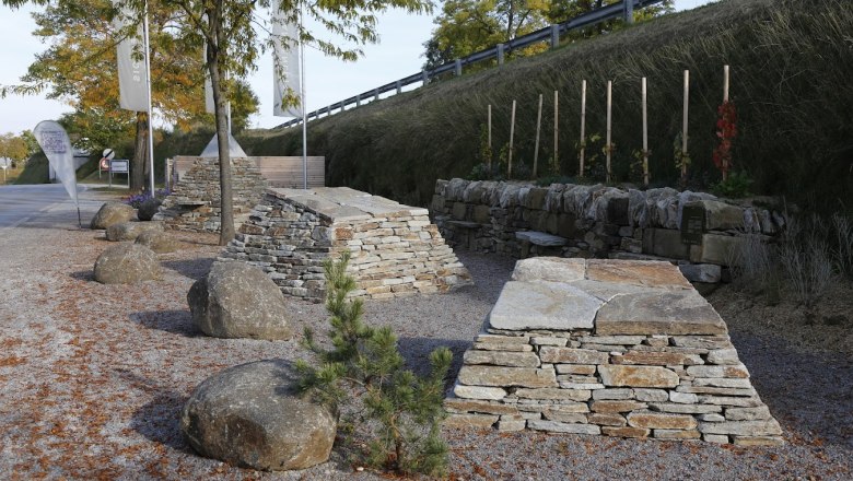 Natural stone pyramids, © Freunde der Gartenbauschule Langenlois Natural stone pyramids, © Freunde der Gartenbauschule Langenlois