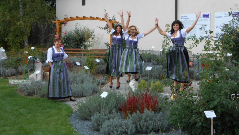 Lavender village Unterdürnbach, © Gemeinde Maissau Women in dirndls jump in a field of lavender.