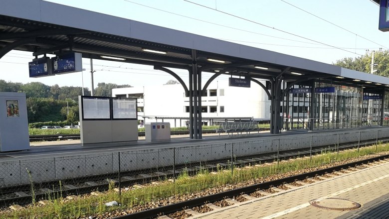 Stockerau train station, © Roman Zöchlinger Stockerau station with platform and roofing.