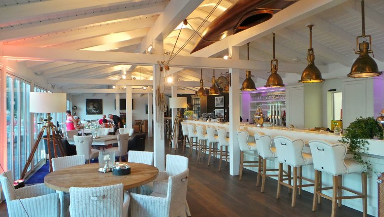 Boathouse - Breakfast restaurant, © DCC Interior view of a stylish breakfast restaurant with bar and seating areas.