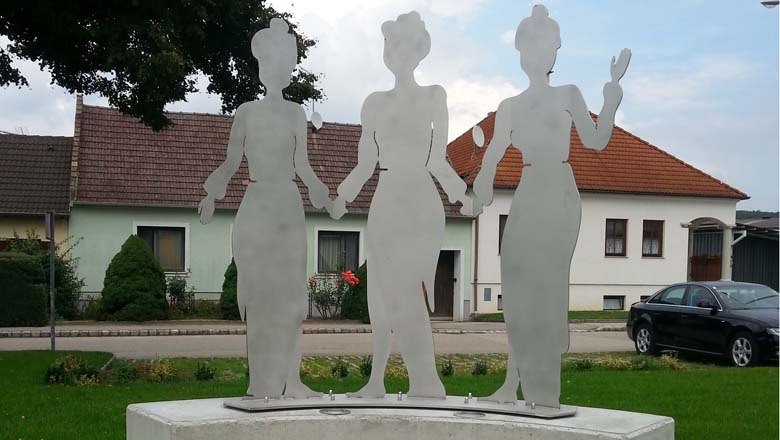 "Three women" in Frauendorf an der Schmida, © Gemeinde Sitzendorf/ Schmida "Three women" in Frauendorf an der Schmida, © Gemeinde Sitzendorf/ Schmida