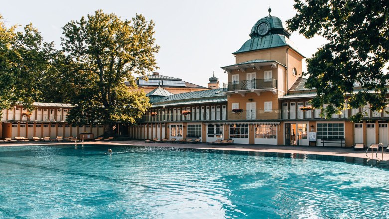 Summer resort, Vienna Woods, Vöslau thermal spa, © Niederösterreich Werbung/Romeo Felsenreich Surrounded by lush greenery and majestic trees, the Vöslau thermal spa invites you to spend relaxing hours. The glistening water of the pool reflects the warm rays of the sun and creates an inviting atmosphere for relaxation and enjoyment.