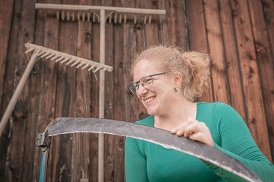 Julia grinding the scythe, © Einkehrhof Poggau Julia grinding the scythe, © Einkehrhof Poggau