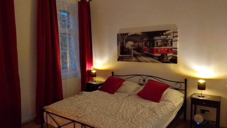 Adventure vacation for railroad enthusiasts, © Bernhard Kaar Cozy bedroom with railroad decor.