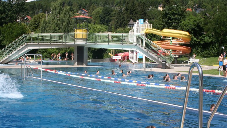 Wienerwaldbad Purkersdorf 3, © WIPUR GmbH Outdoor pool with floats, slide and bridge at Wienerwaldbad Purkersdorf.