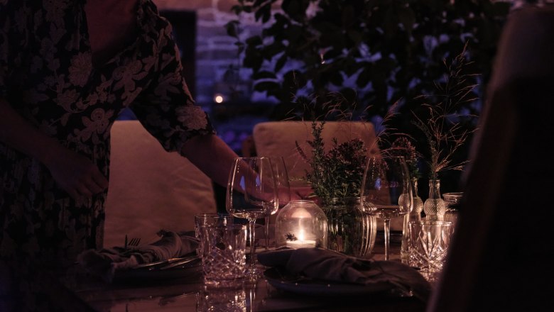 Aigen13, © Mathias Lixl, lixl.com Outdoor dinner with candlelight and decorated table.