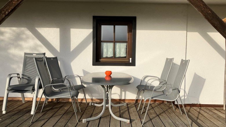 covered-seating-place-in front-of-the-holiday-house, © Ferienhof Kirchau covered-seating-place-in front-of-the-holiday-house, © Ferienhof Kirchau