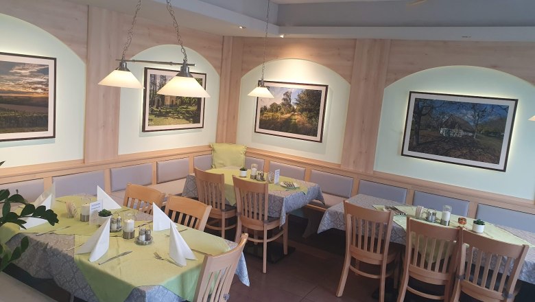 Lifetime Restaurant, © Familie Eissler Interior view of a restaurant with wooden furniture and decorative pictures on the wall.