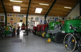 Traktorium, © Traktorium Drasenhofen Interior view of a museum with old tractors and bicycles.