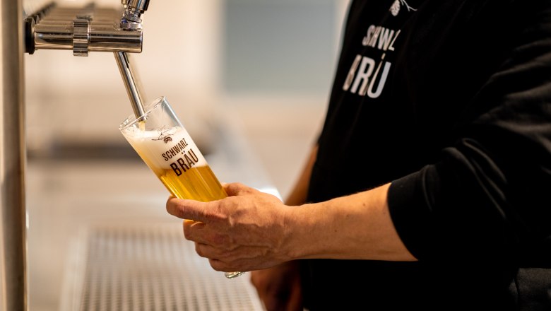 Black brew, © Wiener Alpen, Christian Kremsl A person taps beer into a glass labeled "Schwarzbräu".