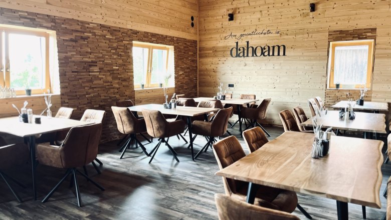 the cozy "dahoam" in Hollenthon, © Anita Gradwohl, dahoam Cozy dining room in light wood with brown chairs and wooden tables.