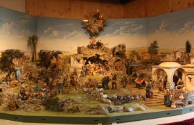 alpenl. Nativity scene, © Ronny Fras Alpine nativity scene with figures and landscape.