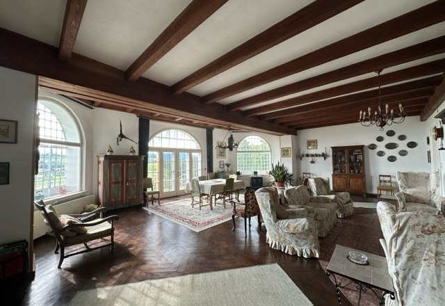 Ziegersberg Manor, © Schloss Gut Ziegersberg An elegant living room with antique furniture, wooden beamed ceiling, large windows and carpets.