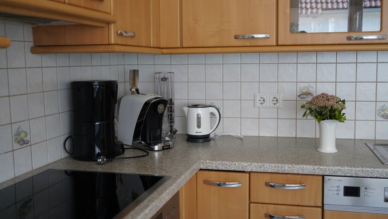Country house Krell, © Weingut Krell Kitchen corner with coffee machine, kettle and vase on worktop.